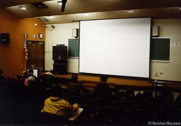 Alaska university / a classroom (When it clicks it, it is distribution of aurora)