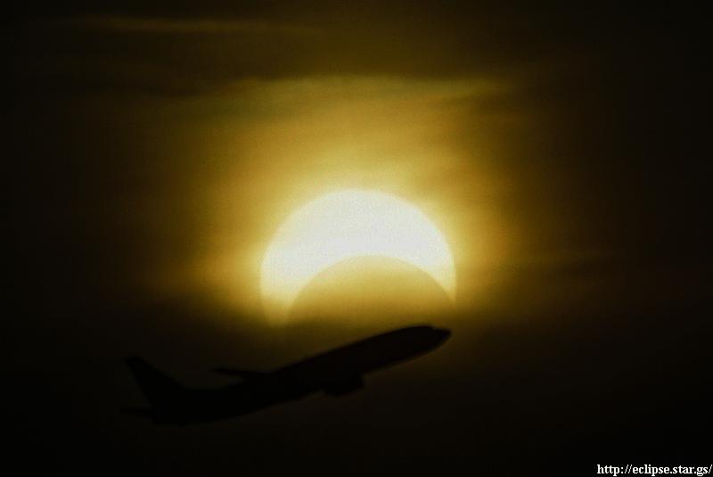 部分日食と飛行機