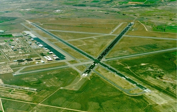 キャスパー=ナトロナ・カウンティ国際空港を俯瞰した写真